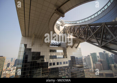 L'Umeda Sky Building est le dix-neuvième-plus haut bâtiment de la préfecture d'Osaka, au Japon, et l'une des plus reconnaissables de repère. Banque D'Images