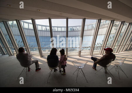 L'intérieur du ciel Umeda est le dix-neuvième-plus haut bâtiment de la préfecture d'Osaka, au Japon, et l'une des plus reconnaissables de repère. Banque D'Images