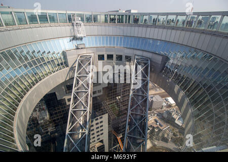 L'Umeda Sky Building est le dix-neuvième-plus haut bâtiment de la préfecture d'Osaka, au Japon, et l'une des plus reconnaissables de repère. Banque D'Images