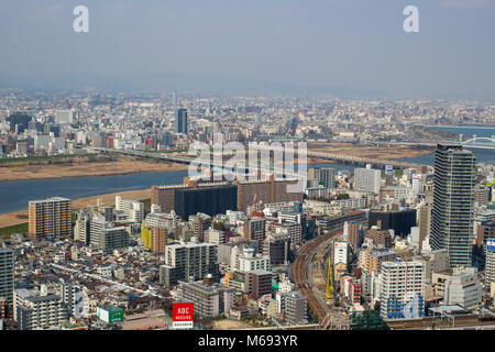 La vue depuis le Ciel Umeda en regardant vers la rivière Yodo, Osaka Prefecture, Japan Banque D'Images