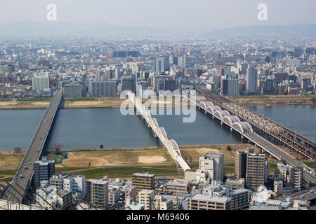 La vue depuis le Ciel Umeda en regardant vers la rivière Yodo, Osaka Prefecture, Japan Banque D'Images