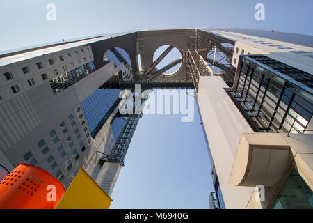 L'Umeda Sky Building est le dix-neuvième-plus haut bâtiment de la préfecture d'Osaka, au Japon, et l'une des plus reconnaissables de repère. Banque D'Images