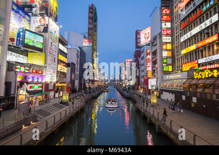 Vie nocturne en début de soirée dans le quartier animé autour de Dotonbori, Osaka, Japon Banque D'Images