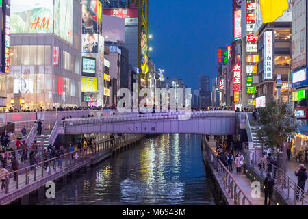 Vie nocturne en début de soirée dans le quartier animé autour de Dotonbori, Osaka, Japon Banque D'Images