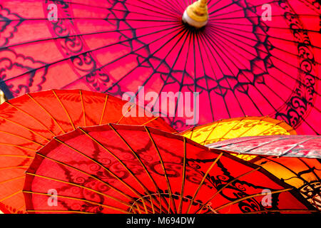 Parapluies, parasols colorés, en bambou et tissu, sont fabriqués dans de petits ateliers Banque D'Images