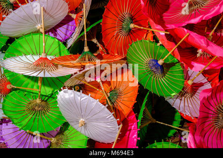 Parapluies, parasols colorés, en bambou et tissu, sont fabriqués dans de petits ateliers Banque D'Images