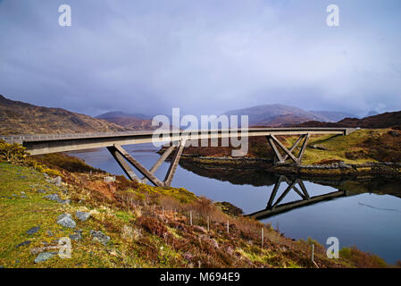 Côte Nord 500 - Le pont routier à Kylesku portant l'un sur Caolas Cumhann984, par le Loch a' Chairn Bhain, Sutherland, Highlands, Scotland Banque D'Images