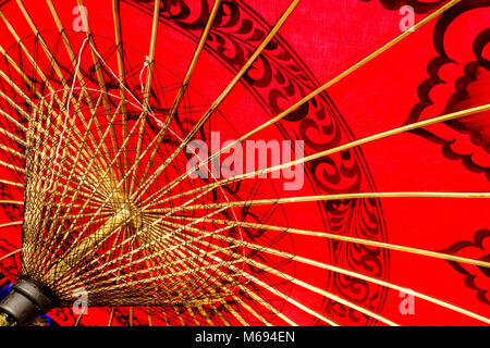 Parapluies, parasols colorés, en bambou et tissu, sont fabriqués dans de petits ateliers Banque D'Images