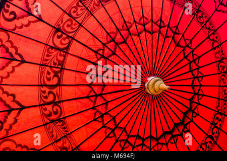 Parapluies, parasols colorés, en bambou et tissu, sont fabriqués dans de petits ateliers Banque D'Images