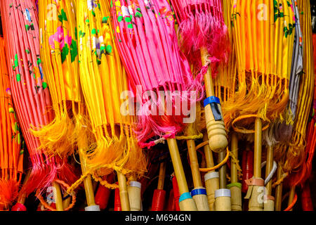 Parapluies, parasols colorés, en bambou et tissu, sont fabriqués dans de petits ateliers Banque D'Images