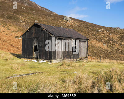 Ancien hangar en tôles ondulées à Glen Cannich, Ecosse, Royaume-Uni Banque D'Images