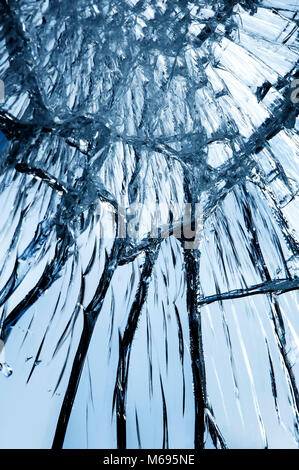 Fond miroir texturé couvert de petites et grandes fissures et éclats Banque D'Images