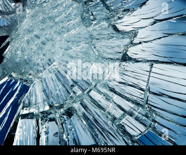 Fond miroir texturé couvert de petites et grandes fissures et éclats Banque D'Images