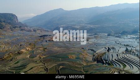 Afficher dans une vallée montrant les magnifiques rizières en terrasses Yuanyang les montagnes en pente. Beau paysage créé par l'Hani. Banque D'Images