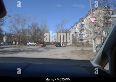 Kovrov, la Russie. 17 avril 2016. Vue de la ville à partir de la voiture. Croisée des chemins et rues Frunze 19 partsezda (19e congrès du parti) Banque D'Images