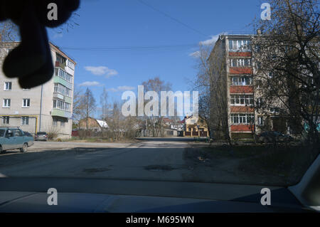 Kovrov, la Russie. 17 avril 2016. Vue de la ville à partir de la voiture. 19 rue d'partsezda (19e congrès du parti) Banque D'Images