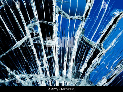 Background d'un miroir bleu couvert de petites et grandes fissures blanc et éclats Banque D'Images