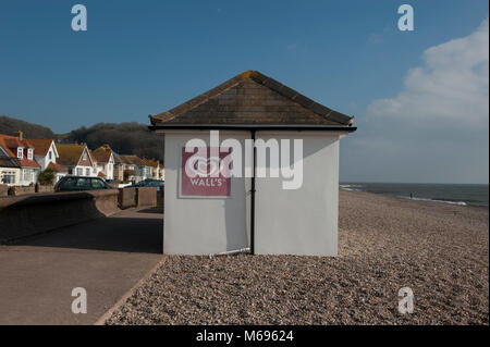 Café sur la plage à Seaton, Devon Banque D'Images