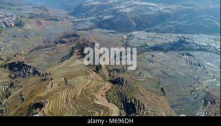 Afficher dans une vallée montrant les magnifiques rizières en terrasses Yuanyang les montagnes en pente. Beau paysage créé par l'Hani. Banque D'Images