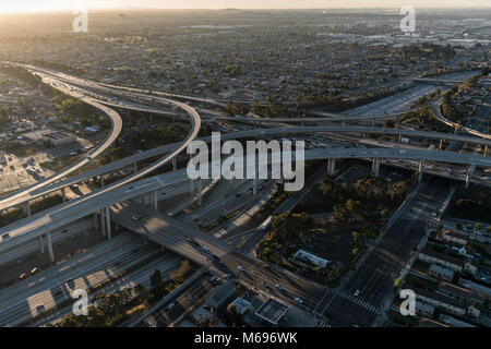 Vue aérienne de l'aube 105 et 110 bretelles de l'échangeur autoroutier à Los Angeles en Californie. Banque D'Images