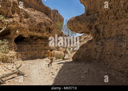 Jeune fille à caming dans le Canyon de Sesriem Namibie, vu de dessus. Banque D'Images