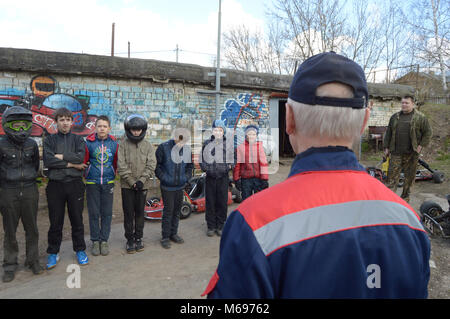 Kovrov, la Russie. 24 avril 2016. Les compétitions de karting dans les sports de la section 'Rodina-Motor' dans la cour de l'école. Les adolescents aligné avant de la concurrence. Il Banque D'Images