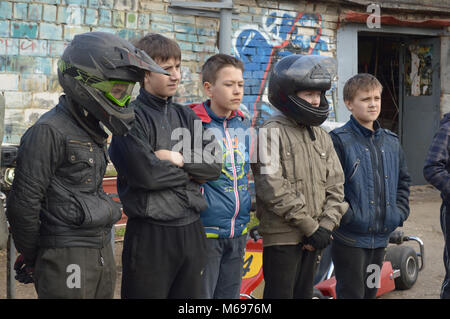 Kovrov, la Russie. 24 avril 2016. Les compétitions de karting dans les sports de la section 'Rodina-Motor' dans la cour de l'école. Les adolescents alignés avant la compétition Banque D'Images