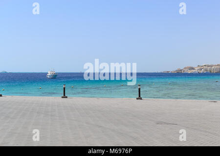 Vue d'été avec balustrade et terrasse donnant sur le vide à louer sur la mer photo Banque D'Images