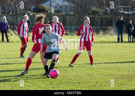 Une jeune femme / fille football player with ball Banque D'Images