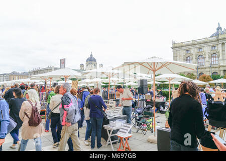 Vienne Autriche   2 septembre 2017, des foules de gens recherche à travers les offres de vendeurs dans open street market dans le quartier des musées de la ville le ciel terne Banque D'Images