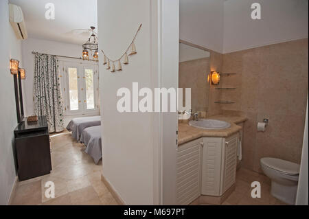 Décoration design d'intérieur ameublement de luxe show accueil villa de vacances privée avec mobilier de chambre à coucher Banque D'Images