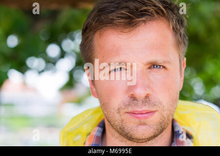 L'expression du visage de personnes concept . Close up portrait of smiling middle aged man grave visage Banque D'Images