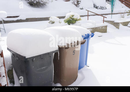 Largs, Ecosse, UK - Mars 01, 2018 : Trois poubelles en Ecosse recouvert de neige environ 8 po. s'est passé après la tempête Emma a frappé le Royaume-Uni. Banque D'Images