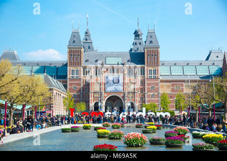 Amsterdam, Pays-Bas - 20 Avril 2017 : Amsterdam slogan avec foule de touristes à Amsterdam. Situé à l'arrière du Rijksmuseum sur Museumplein Banque D'Images