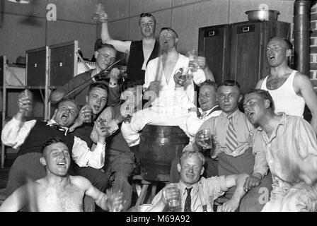 Les soldats allemands en train de boire une bière et de chanter dans leurs casernes 1937 Banque D'Images