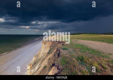 Coastal cottages & Norfolk Weybourne chemin est à l'orage Banque D'Images