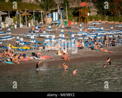 Les vacanciers en mer et sur la plage, Positano, Amalfi Coast, Italie. Banque D'Images