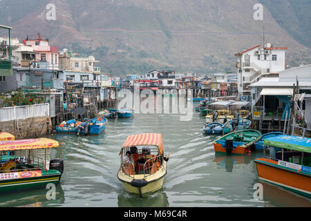 19 février 2018 - Tai O, Lantau Island, Hong Kong. Les maisons construites sur pilotis au-dessus de l'eau. Des structures inhabituelles sont le foyer de la population. Tanka Banque D'Images