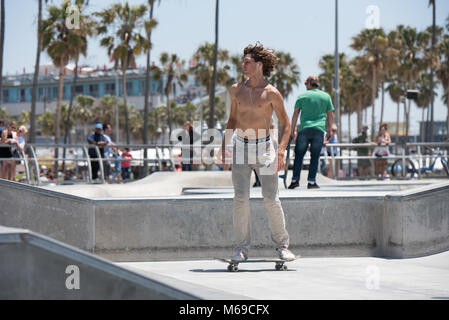 Jeune skateur professionnel au skatepark sur la célèbre promenade de Venice Beach L'une des plus grande attraction touristique de la Californie. Banque D'Images