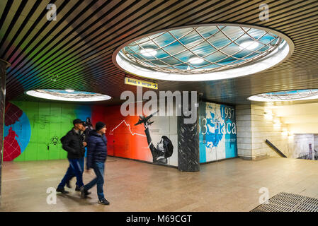 Moscou, Russie - 10 mars. 2016. Graffiti de Chkalov de vol de Moscou pour le Canada via Pôle Nord dans le métro Chkalovskaya Banque D'Images