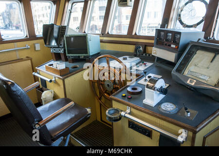 Intérieur de pont / pilothouse / timonerie du dernier chalutier Islande Amandine, bateau de pêche rénové sert maintenant de musée à Ostende, Belgique Banque D'Images