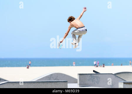 Jeune skateur professionnel au skatepark sur la célèbre promenade de Venice Beach L'une des plus grande attraction touristique de la Californie. Banque D'Images