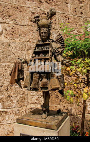 La statue de bronze de vendeur de parfum le centre-ville de Grasse, connue pour sa production de parfums. Situé dans la région de la Provence, dans le sud-est de la France. Banque D'Images