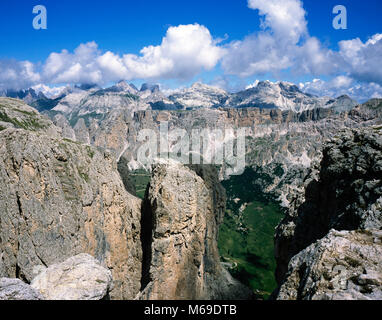 Vue à partir de la Sella Gruppe (tête de la Val Setus y compris le Campidel Tor Passo Gardena à Grand Cir Parc Naturel Puez Geisler Dolomites Italie Banque D'Images