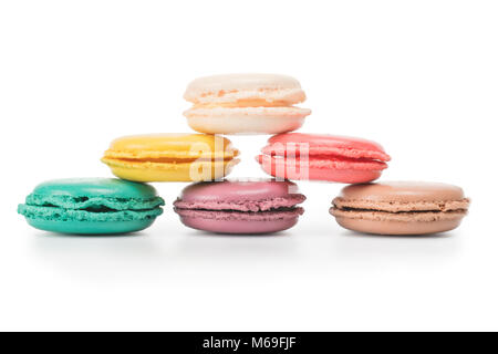 Pyramide de macarons colorés. Vue latérale isolated on white Banque D'Images