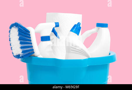 Gamme de produits de nettoyage dans la benne sur fond pastel. Outils de nettoyage Banque D'Images