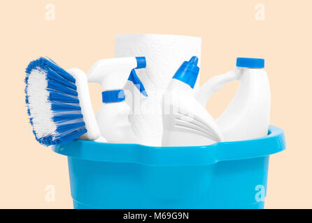 Gamme de produits de nettoyage dans la benne sur fond pastel. Outils de nettoyage Banque D'Images