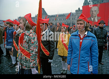 Les jeunes pionniers sur une visite de la Place Rouge, Moscou, Russie Banque D'Images