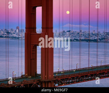 Moonrise, Golden Gate Bridge, San Francisco, Californie Banque D'Images