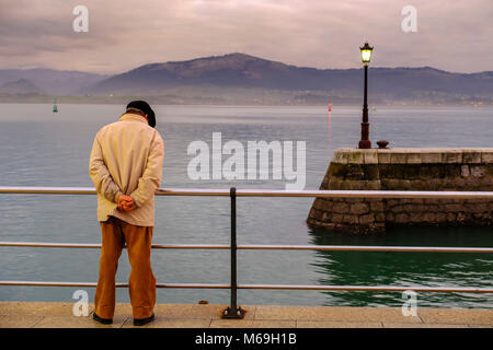 Vieil homme face à la mer. Bahia de Santander. La mer cantabrique, Cantabria, Spain, Europe Banque D'Images